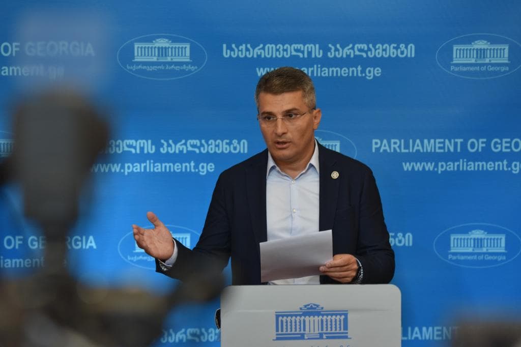 მამუკა მდინარაძე – ბანერები, რომელსაც “სისხლიან ბანერებს“ უწოდებთ, გააკრა კონკრეტულმა ბიზნესმენმა