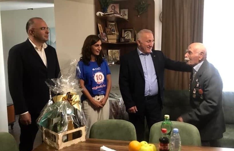 ანზორ მარგიანმა დევნილ მეორე მსოფლიო ომის ვეტერანებს 9 მაისი მიულოცა