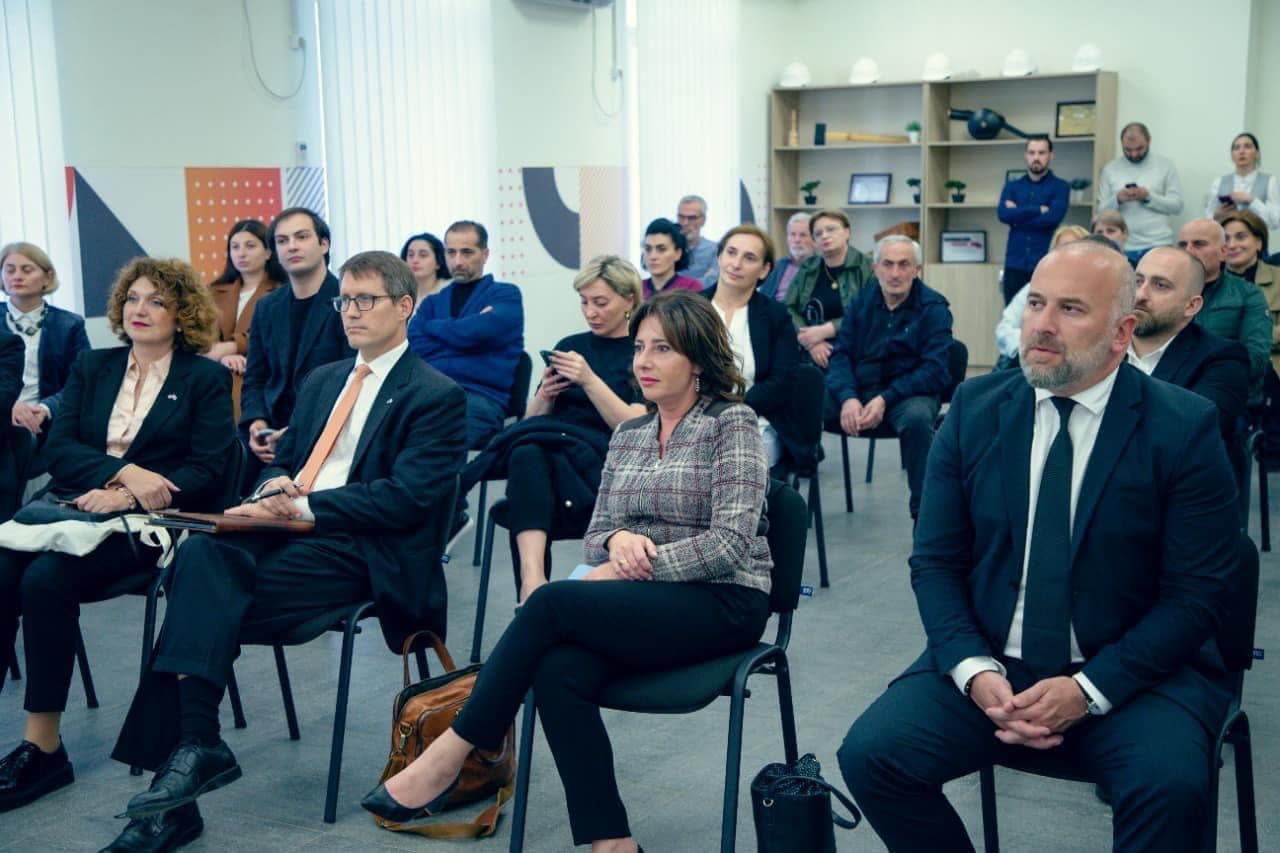 Frontnews image description