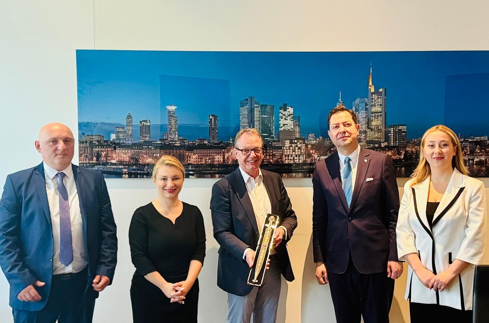 Frontnews image description