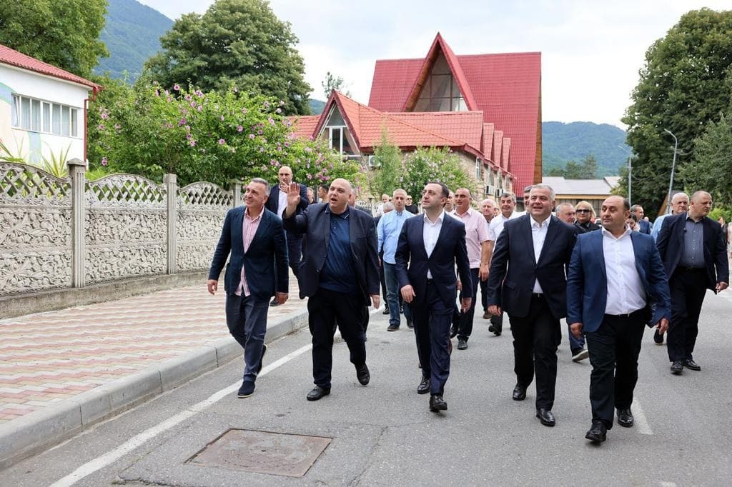 ირაკლი ღარიბაშვილმა ცაგერში ცენტრალური ბაზრის ტერიტორია, დავით აღმაშენებლის ქუჩა და სკვერი დაათვალიერა