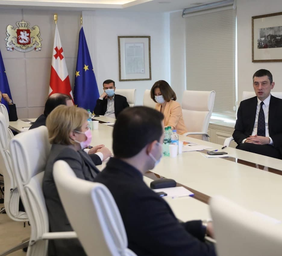 პრემიერმა შეზღუდვების ეტაპობრივად მოხსნის გეგმასთან დაკავშირებით სამუშაო შეხვედრა გამართა