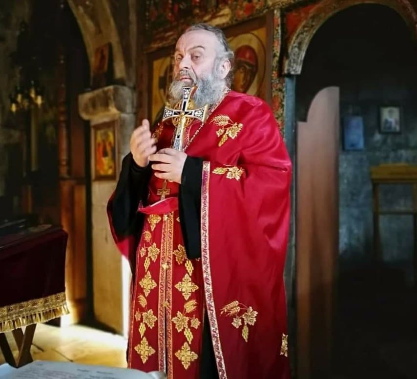 “მე, დეკანოზი თადეოზი სარალიძე, ვითხოვ შენდობას ჩემი მღვდელმთავრისგან”