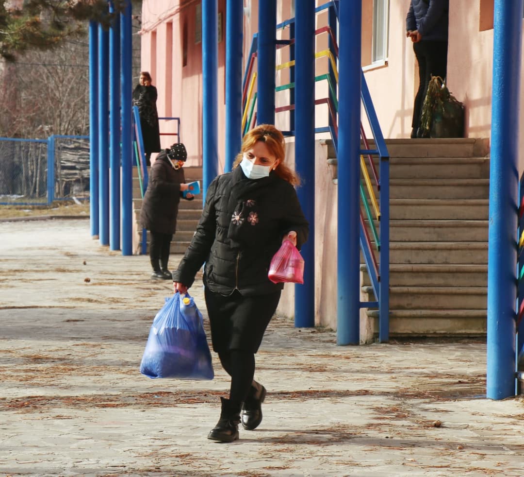 ბორჯომში საბავშვო ბაღების აღსაზრდელებისთვის სასურსათო პაკეტების გაცემა დაიწყო