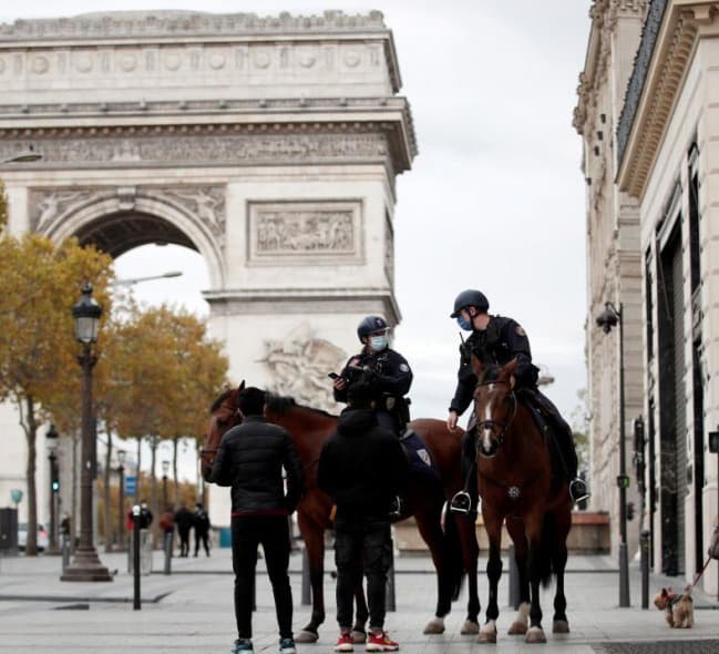 France closes borders for non-EU travelers