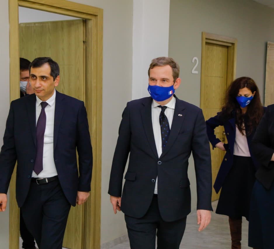 საფრანგეთის ელჩმა “ევროპის უნივერსიტეტის” მედიცინის კორპუსი დაათვალიერა