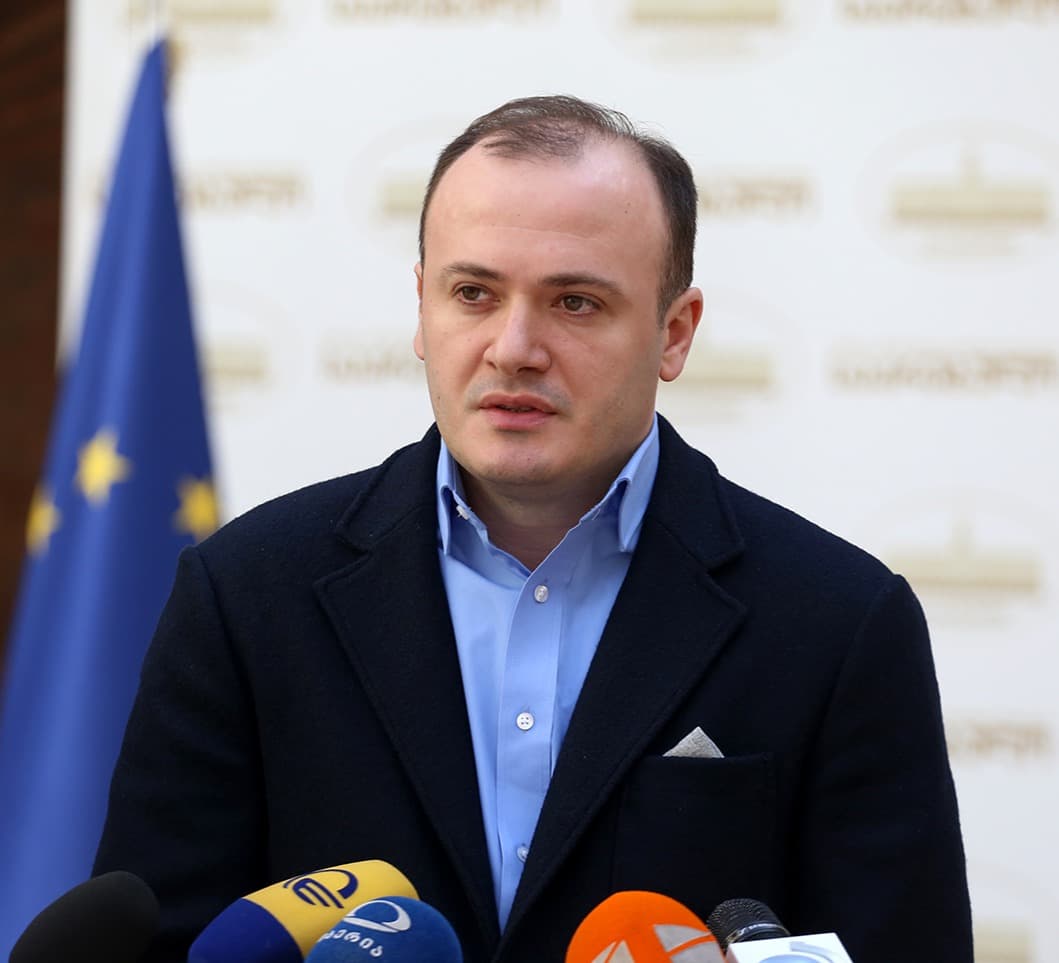 “უმრავლესობაში აზრი ორად არის გაყოფილი, ჩემი პოზიციაა, რომ კიდევ ერთი შანსი უნდა მიეცეთ პატარა პარტიებს”