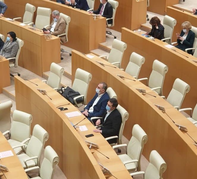 პარლამენტმა ოპოზიციონერი დეპუტატებისთვის მანდატების შეწყვეტას მხარი არ დაუჭირა