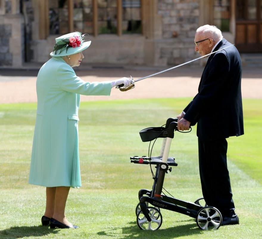 100 წლის კაპიტანი, რომელმაც ბრიტანელი ექიმებისთვის ქველმოქმედებით მილიონობით დოლარი შეაგროვა, კორონავირისით გარდაიცვალა
