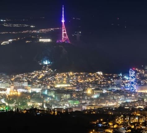 თბილისის სატელევიზიო ანძა კიბოსთან ბრძოლის მსოფლიო დღის ფერებში განათდა