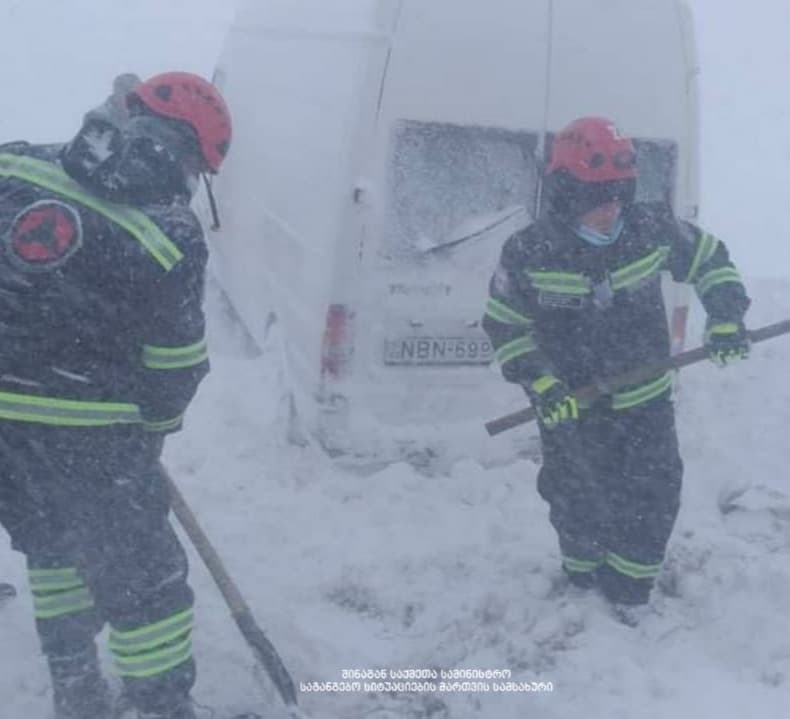 მეხანძრე-მაშველები გოდერძის უღელტეხილზე, დიდთოვლობის გამო ჩარჩენილ მოქალაქეებს ეხმარებიან