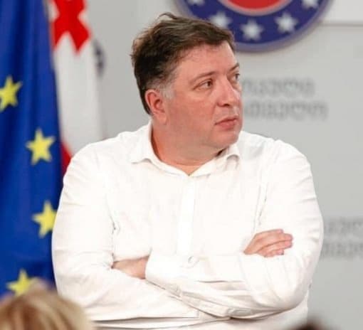 “პარტიის განახლების პირობა, სამივე ჩვენგანის პარტიის მართვიდან გვერდზე გაწევაა”