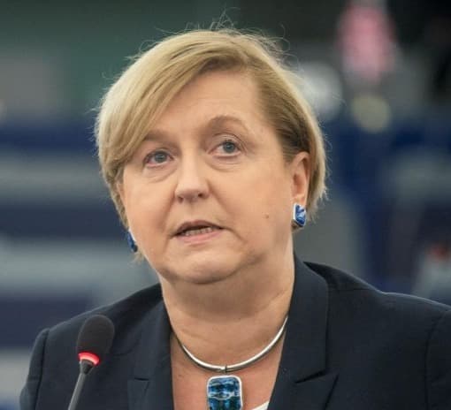 “ქვეყანა, რომელიც მაგალითს უწესებდა სხვებს, ახლა მის ტურბულენტურ 90-იანების წარსულს უბრუნდება”