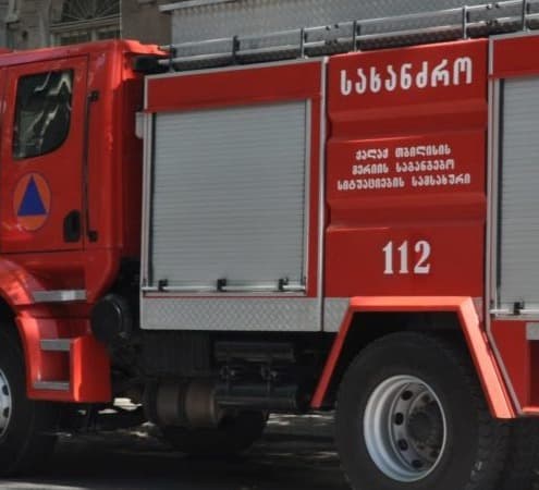 ხუდადოვის ქუჩაზე ხანძრის შედეგად 2 ადამიანი მსუბუქად დაშავდა