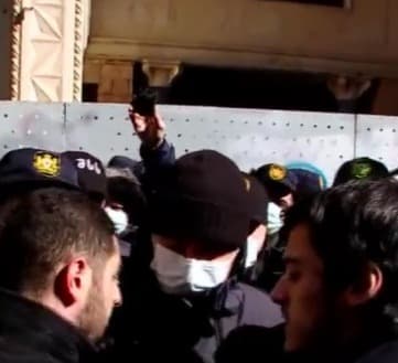 პარლამენტთან აქციის ერთ-ერთი მონაწილე დააკავეს