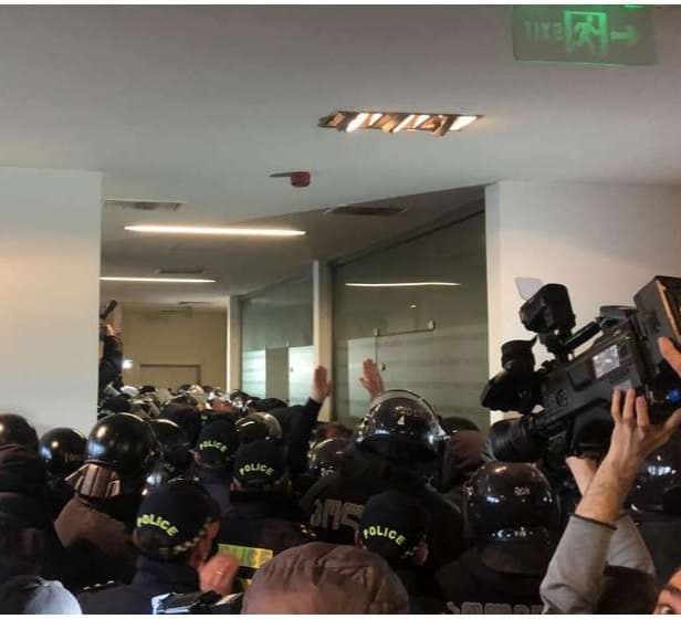 შსს ავრცელებს ვიდეოს, სადაც ასახულია, თუ როგორ ისვრის მყარ საგანს აქტივისტი პოლიციის მიმართულებით