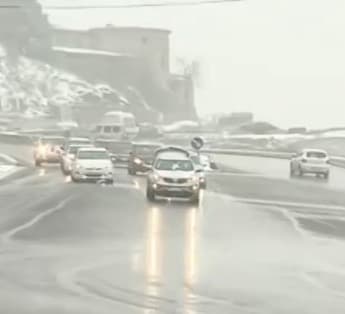 ოპოზიციური პარტიების წევრები და მხარდამჭერები ნიკა მელიას მხარდმჭერ მსვლელობას მართავენ