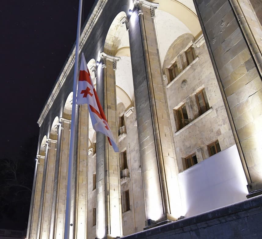 საბჭოთა ოკუპაციის დღესთან დაკავშირებით პარლამენტის შენობაზე  სახელმწიფო დროშა დაუშვეს