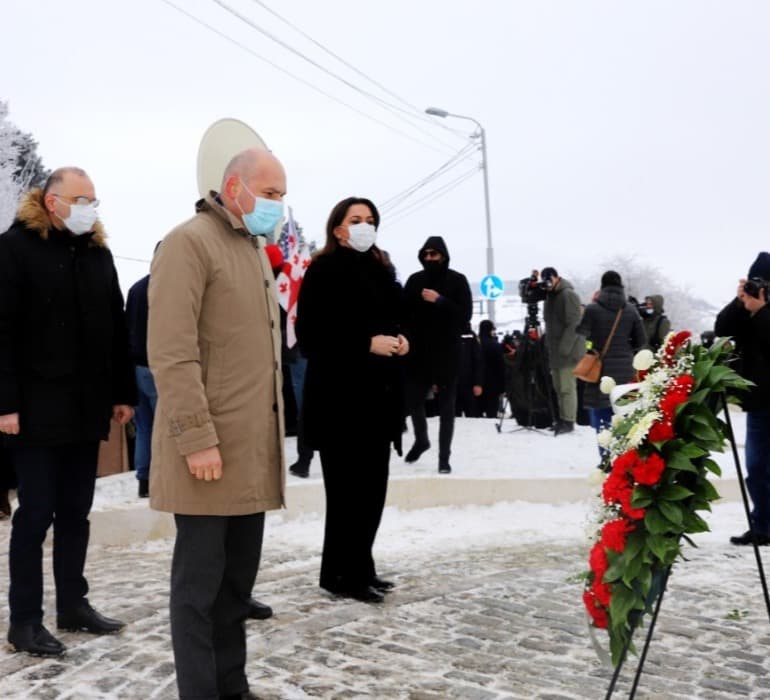რუსლან აბაშიძემ საქართველოს დამოუკიდებლობისთვის ბრძოლაში დაღუპული იუნკერების ხსოვნას პატივი მიაგო