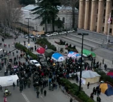 “პარტიების პოზიციები არის, რომ კარვები იდგეს აქ და თუ არ დაეტევა, მაშინ გადავიდეს გზის სავალ ნაწილზე”
