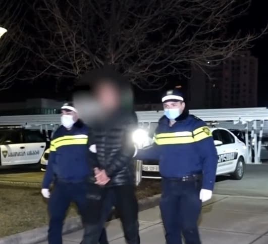 საპატრულო პოლიციამ სავარაუდოდ, ცეცხლსასროლი იარაღი და საბრძოლო მასალა ამოიღო, დაკავებულია ერთი პირი