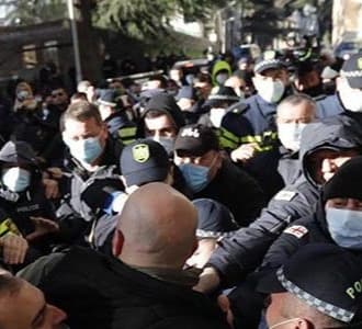 პარლამენტთან პიკეტირების აქციაზე 7 აქტივისტია დაკავებული