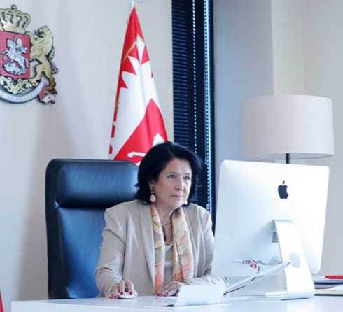 “ნუთუ მართლა არ გვესმის, რა მასშტაბის განაცხადი გაკეთდა გუშინ და რომ ეს დამოკიდებულება ჩვენგან პასუხისმგებლობის აღებას ითხოვს?!”