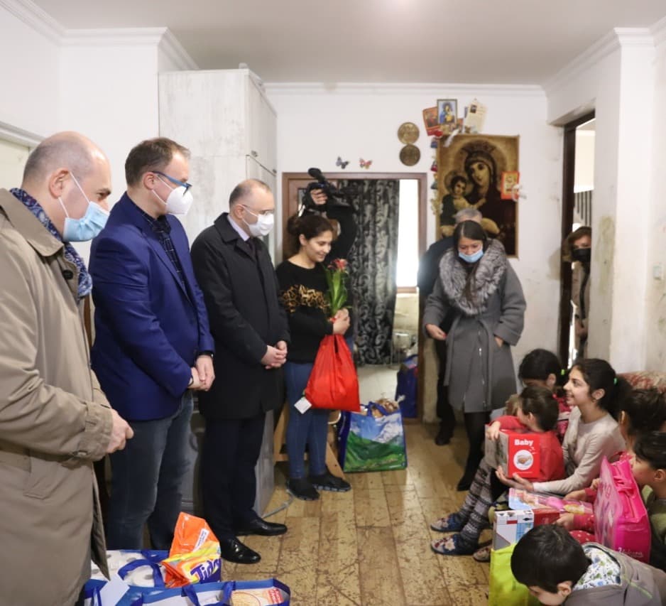 რუსლან აბაშიძემ სოციალურად დაუცველ, მრავალშვილიან დედას დედის დღე მიულოცა