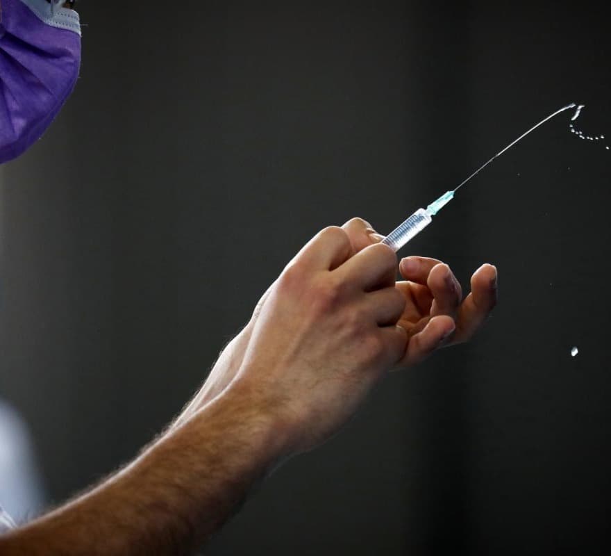 France expects to vaccinate 10 million people by mid-April