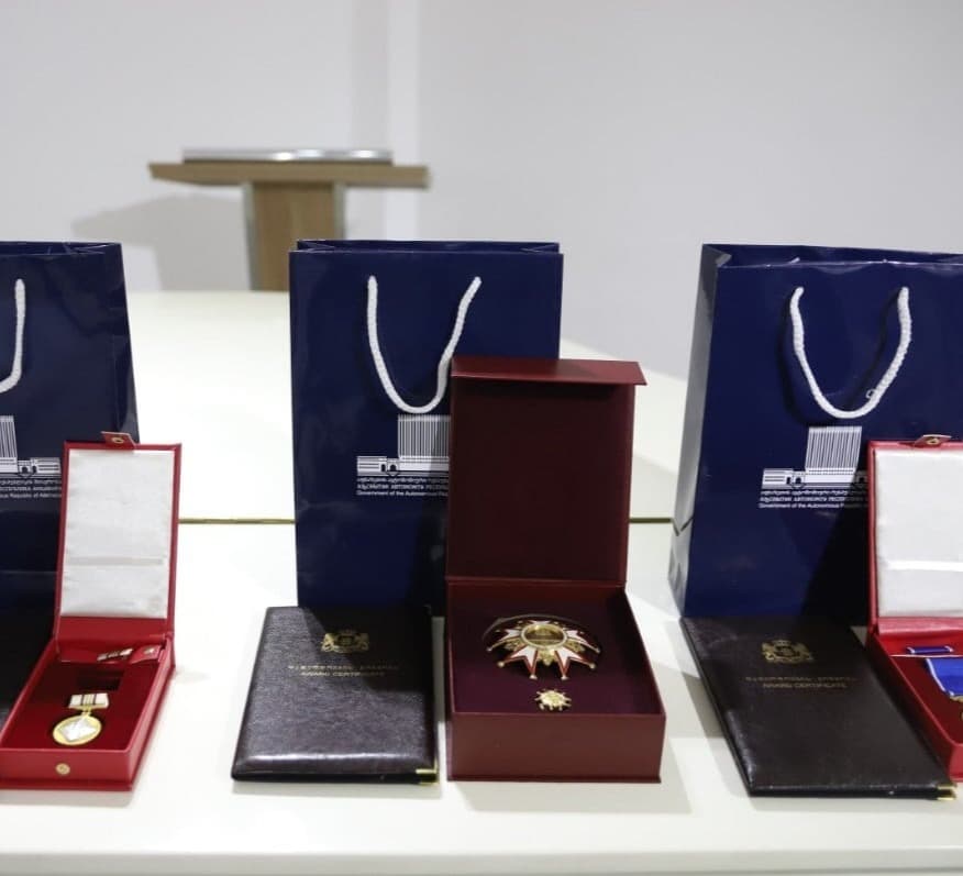 რუსლან აბაშიძემ ცისანა შარტავას, ელგუჯა გვაზავას და ელგუჯა ადამიას სახელმწიფო ჯილდოები გადასცა