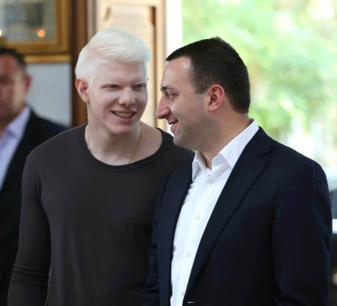 “ჩემი პატივისცემა ღირსეულ პრემიერს, ირაკლი ღარიბაშვილს და ღირსეული ოჯახის ღირსეულ შვილს, ბერა ივანიშვილს!!!”