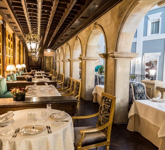 რესტორნები შიდა სივრცეებში მუშაობას დღეიდან განაახლებენ