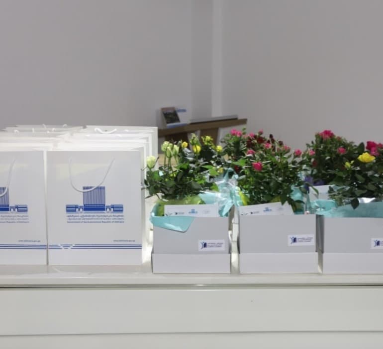 რუსლან აბაშიძემ აფხაზეთიდან დევნილ ხელოვან ქალბატონებს ქალთა საერთაშორისო დღე მიულოცა