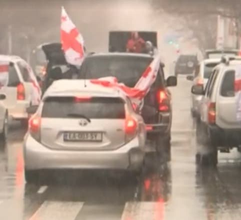 ნიკა მელიას მხარდასაჭერად ავტომობილებით საპროტესტო მსვლელობა იმართება