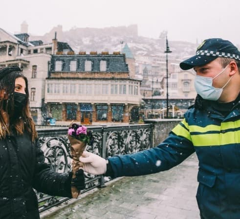 პატრულ-ინსპექტორებმა ქალ-მძღოლებს 8 მარტი მიულოცეს