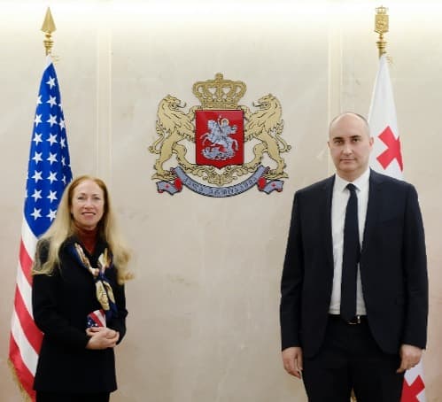 თავდაცვის მინისტრი ჯუანშერ ბურჭულაძე აშშ-ის ელჩს შეხვდა