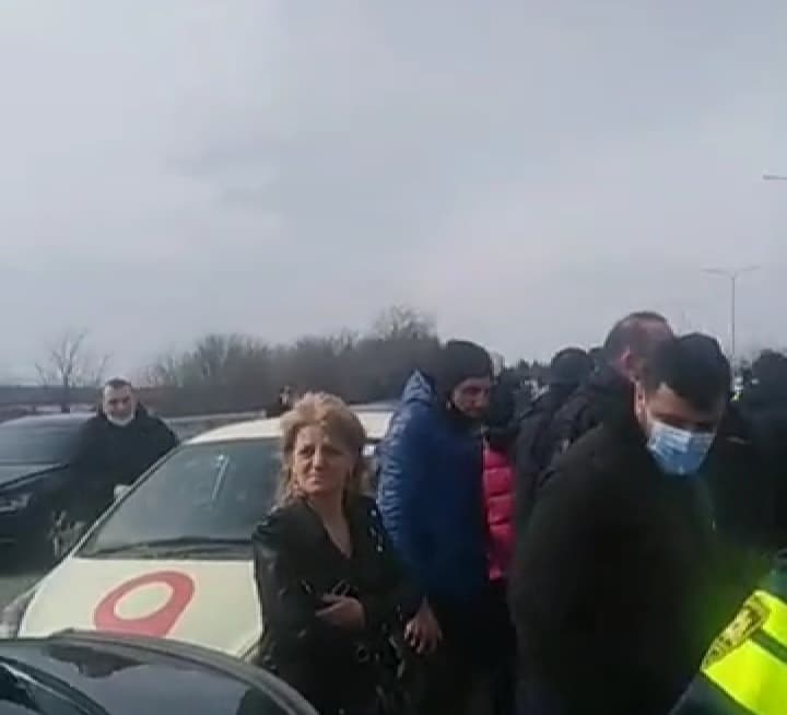 მაგისტრალის გადაკეტვას პოლიციას და აქციის მონაწილეებს შორის დაპირისპირება მოჰყვა