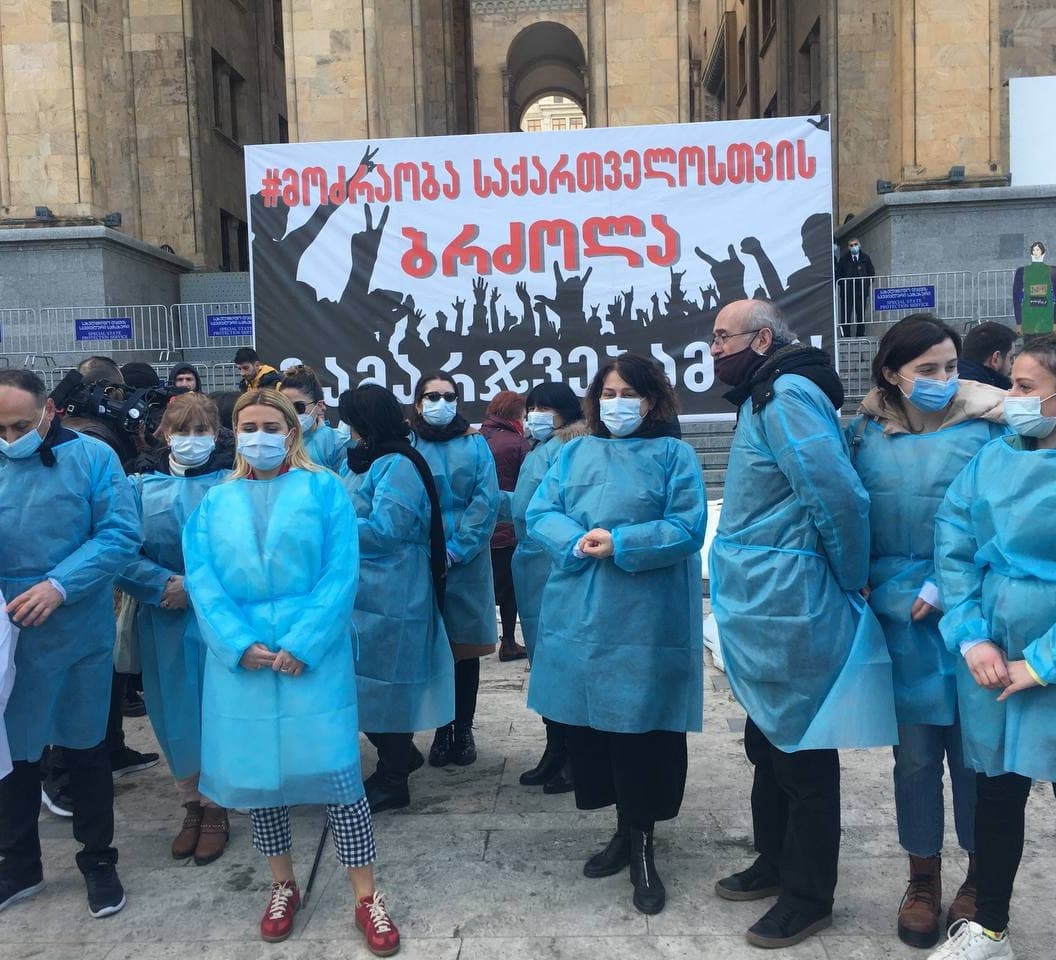 პარლამენტთან ექიმების კარავი დაიდგა