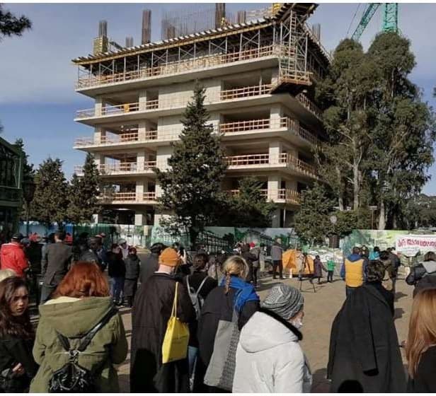 ბათუმის ბულვარში სასტუმრო-კომპლექს “ამბასადორის“ მშენებლობას აპროტესტებენ