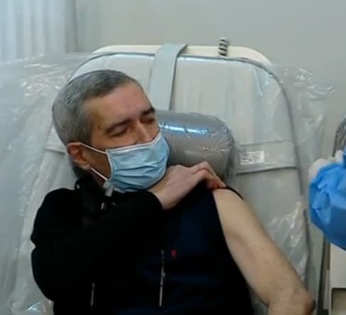 პაატა იმნაძე კორონავირუსის ვაქცინით პირდაპირ ეთერში აიცრა