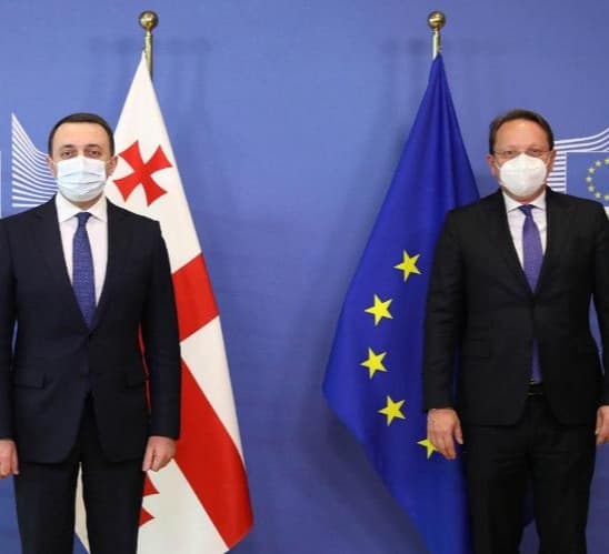 პრემიერ-მინისტრი ირაკლი ღარიბაშვილი ევროკომისარ ოლივერ ვარჰეის შეხვდა