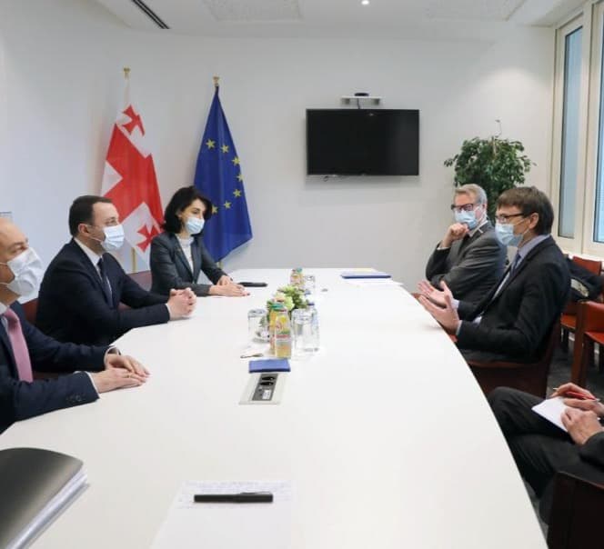 ირაკლი ღარიბაშვილი ბრიუსელის ვიზიტის ფარგლებში ევროპარლამენტის მომხსენებელს საქართველოზე სვენ მიკსერს შეხვდა