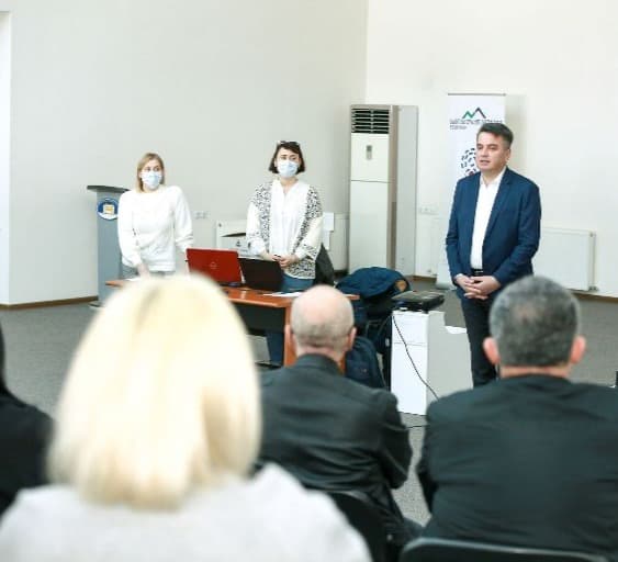 მალხაზ თორიამ ვაქცინაციასთან დაკავშირებით სამედიცინო პერსონალთან შეხვედრა გამართა