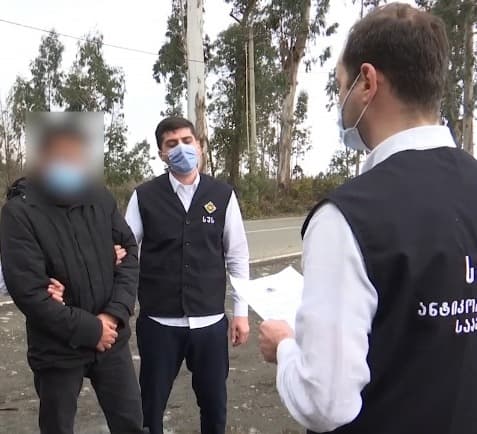 დიდი ოდენობით ქრთამის აღების ფაქტზე ქობულეთის მუნიციპალიტეტის საკრებულოს წევრი დააკავეს