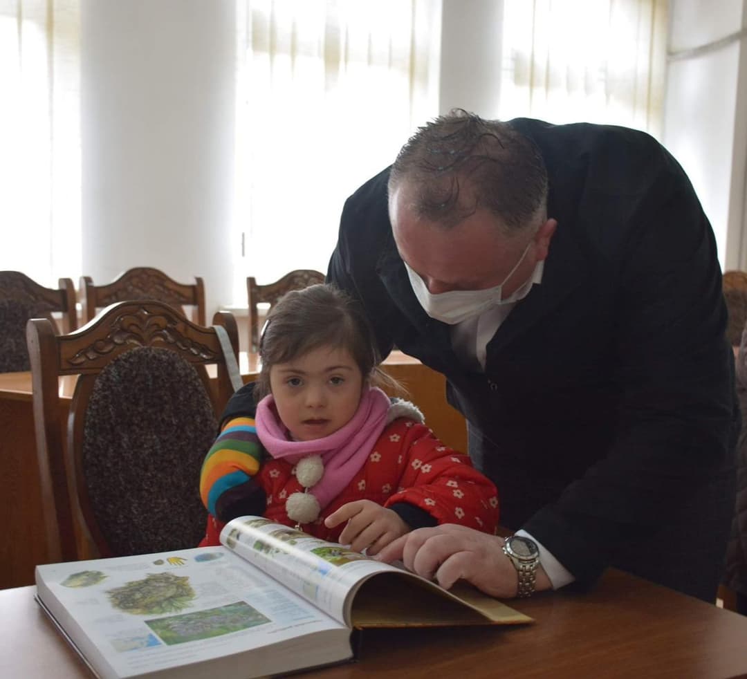 ჭიათურის მუნიციპალიტეტის მერმა “მზის შვილებს“ უმასპინძლა და საჩუქრები  გადასცა