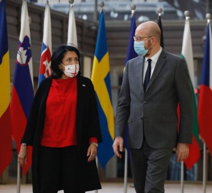 “მადლობა ბატონო პრეზიდენტო, ეს ძლიერი ნიშანია იმისა, რომ ევროკავშირი არსად მიდის”