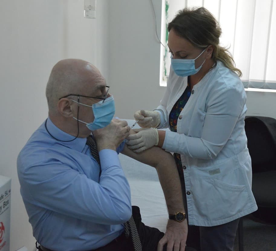 ვლადიმერ კახაძე AstraZeneca-ს ვაქცინით აიცრა