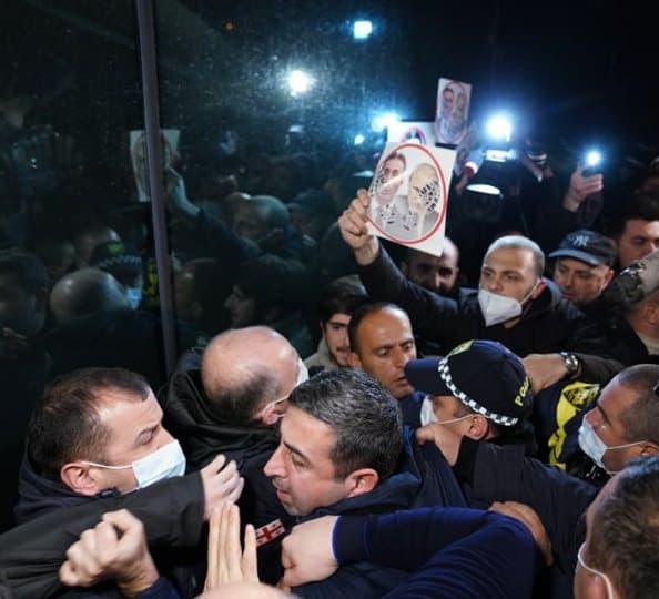 პოზნერმა და მისმა სტუმრებმა სასტუმრო პოლიციის კორდონის საშუალებით დატოვეს