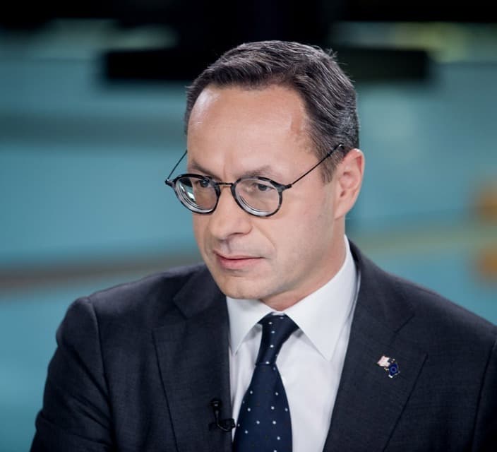 “რეალობის სევდიანი და სიმბოლური ანარეკლია – ევროკავშირის მომლაპარაკებელი წავიდა, რუსი პროპაგანდისტი მოვიდა”