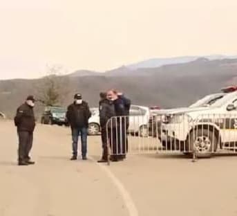 გუმათში სამართალდამცველებს გზა რკინის ჯებირებით აქვთ გადაკეტილი